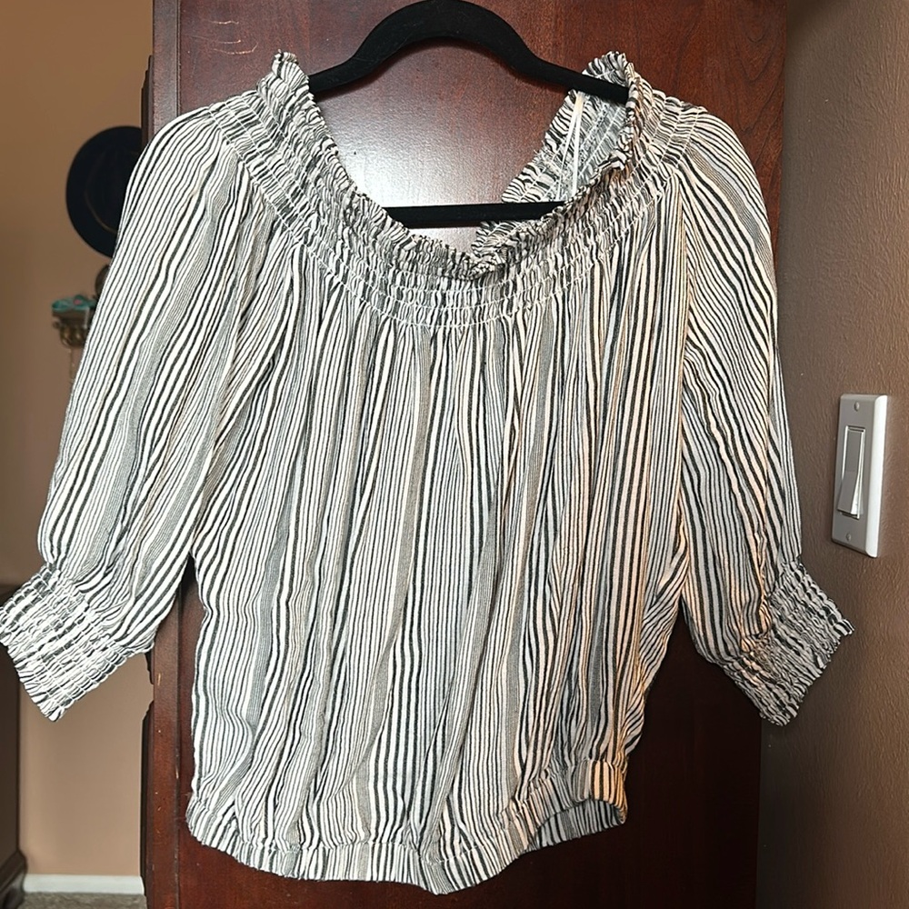 Evereve Small off shoulder black and cream stripe shirt. Never worn